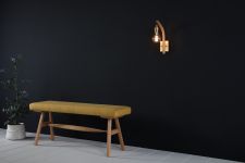 Elegant gebogene Wandleuchte aus Eiche WHEAL WALL LIGHT mit Messingfassung und LED-Filamentglühbirne von Tom Raffield elegante Wandleuchte aus Eiche und Messing mit Glühbirne - WHEAL WALL LIGHT von Tom Raffield