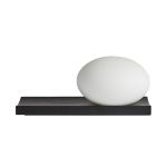 Ausgeschaltete Tischleuchte DEW TABLE LAMP mit USB-Anschluss von WOUD aus Glas und Holz in Eiche, schwarz lackiert Hochwertige Tischleuchte aus Glas und Holz in Eiche, schwarz- Die Dew Table Lamp von Woud