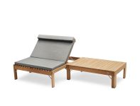 Klappbare Teak Sonnenliege RIVIERA LOUNGE von Skagerak mit passender Auflage in Grau Teak Sonnenliege und Klappliege mit Auflage in Grau - RIVIERA LOUNGE von Skagerak
