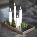 Weihnachtlich dekoriertes CANDLE TRAY DE LUXE aus geräucherte Eiche mit Messingdetails von The Oak Men The Oak Men - CANDLE TRAY DE LUXE Kerzenhalter Tablett als Weihnachtsdeko