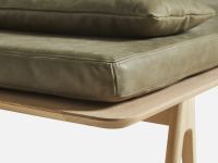 Detail der Relaxliege LEVEL DAYBED im dänischen Design von WOUD aus Holz in Eiche, weißpigmentiert lackiert und moosgrünem Leder Detail der Relaxliege aus Holz in Eiche und Leder moodgrün - LEVEL DAYBED von WOUD