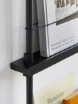 Eine kleine Kante und ein zusätzliches Gummi halten Zeitschriften und Bücher an Ort und Stelle Zeitschriftenregal für die Wand in Eiche schwarz Black - MAGAZINE SHELVING von MOEBE