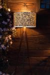 Durch den Lampenschirm der Tripod Stehlampe LIGNO aus Almheu scheint das Licht warm hindurch und sorgt für eine gemütliche Atmosphäre moderne Tripod Stehlampe mit Stativ aus Holz LIGNO von LeuchtNatur