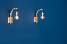 elegante Wandleuchte mit Glühbirne aus Holz und Messing - HANTER WALL LIGHT von Tom Raffield