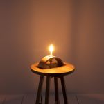 Tischlampe aus gebogenem Eichenholz mit Glühbirne zur stimmungsvollen Beleuchtung Tischlampe aus Eiche von Tom Raffield - ARCHER
