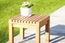 Klare Linien, nachhaltige Materialien und eine hochwertige Verarbeitung kennzeichnen den quadratischen Beistelltisch NICE von Jan Kurtz, der in zwei Größen erhältlich ist Beistelltisch für Garten aus Holz - NICE von Jan Kurtz
