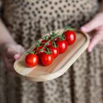 Das Serviertablett NIYA OVAL TRAY von Rio Lindo ist ein echter Hingucker und lässt sich vielseitig nutzen - dank der lebendigen Maserung ist jedes Serviertablett ein echtes Unikat NIYA OVAL TRAY von Rio Lindo - Serviertablett oval aus Holz in Esche