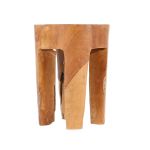 Durch seine recht kleine Größe lässt sich der robuste Holzhocker JAVA von Jan Kurtz flexibel im Raum einsetzen Jan Kurtz JAVA - massiver Hocker in rund aus Teak