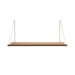 Vorderansicht des Design Wandregal LOOP SHELF in Eiche geräuchert mit Wandhalterung aus Messing von We Do Wood Designer Wandregal in Eiche geräuchert und Messing - LOOP SHELF von We Do Wood