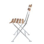 Seitenansicht Balkon Klappstuhl aus Holz und Metall - LUCCA von Jan Kurtz