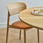 JANU DINING CHAIR von Insan - Esszimmerstuhl aus Holz aus geölter Eiche mit Polster