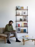 Das MAGAZINE SHELVING von MOEBE zeigt beispielhaft, wie sich Zeitschriften und Bücher im eigenen Zuhause stilvoll präsentieren lassen MOEBE - MAGAZINE SHELVING Zeitschriftenregal für die Wand im dänischen Design