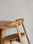 Der Esszimmerstuhl LUNAR CHAIR von FORM & REFINE ist nicht nur stapelbar, mittels der Rückenlehne kann er auch an den Tisch gehängt werden FORM & REFINE - LUNAR CHAIR Esszimmerstuhl aus Holz in Eiche stapelbar