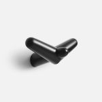 Großer Design Wandhaken TAIL WING HOOK von WOUD in Birke, schwarz lackiert großer Design Wandhaken aus Holz in Birke schwarz - TAIL WING HOOK von WOUD