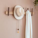 Die Kleiderleiste RECES von Roon & Rahn misst 78 cm und bietet mit 6 Haken verschiedene Aufhängemöglichkeiten für Jacken, Mäntel, Hüte und auch Schmuck Roon & Rahn - RECES Garderobenset mit Sitzbank und Kleiderleiste aus Holz