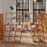 Zwei Varianten des Holzregals PISA von vitamin design aus massivem, geölten Eichenholz vitamin design PISA - Holzregal oder Wandregal oder Raumteiler aus Massivholz