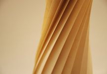 Detailansicht: Taille der Stehleuchte TR7 Stehlampe modern aus Holz von Tom Rossau - TR7