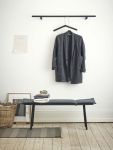 Ob im Eingangsbereich oder im Esszimmer - die Sitzbank GEORG BENCH von Skagerak ist dank der hochwertigen Materialbegegnung aus Wolle, Leder und Eichenholz ein Hingucker in jedem Wohnbereich S Sitzbank in Eiche schwarz lackiert - GEORG BENCH von Skagerak