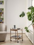 Eleganter Tabletttisch TRAY TABLE in Eiche geräuchert mit Leuchte LUNE PENDEL von Brdr. Krüger Brdr. Krüger - TRAY TABLE 50 runder Servierwagen aus Holz als Design-Klassiker