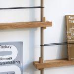 Dank des ausgeklügelten Keilsystems von MOEBE lassen sich die Regalböden mit wenigen Handgriffen auf der gewünschten Höhe platzieren MOEBE - MAGAZINE SHELVING Zeitschriftenregal für die Wand in Eiche - Warm Grey