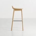 Seitenansicht des Design Barstuhls MONO mit Lehne von WOUD in Eiche, weißpigmentiert lackiert  Seitenansicht des Design Barstuhls mit Lehne aus Holz in Eiche - MONO von WOUD
