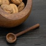 Detail der kleinen Gewürzschale mit Löffel aus Holz LOLEC von uccellino