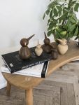 Auf dem Fensterbrett, dem Beistelltisch oder auf dem Sideboard: egal wo die Vogelfiguren BIRD von architectmade platziert werden, setzen sie dekorative Akzente architectmade - BIRD Vögel aus Holz in klein und groß im dänischen Design