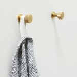 ANGLE HOOK - FORM & REFINE runder Dsign Wandhaken aus Messing