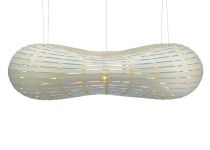 Seitenansicht der großen Hängeleuchte CLOUD aus Bambus von David Trubridge in der Farbe Blau David Trubridge - Seitenansicht große Hängeleuchte aus Bambus blau CLOUD