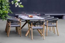 Einladendes Outdoor-Setting mit dem Gartenstuhl MARCELLA DINING CHAIR aus Teak mit Geflecht und dem Tisch NEO von Traditional Teak Gartenstuhl aus Teak mit Geflecht MARCELLA DINING CHAIR von Traditional Teak
