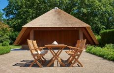 faltbare Armlehnstühle VICTORIA und Tisch ALEXIA aus Teakholz  faltbare Armlehnstühle VICTORIA und Tisch ALEXIA aus Teakholz