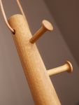 Die ausgefallene Garderobe COPENHANGER von We Do Wood aus geöltem Eichenholz verleiht jedem Raum einen Hauch von moderner Eleganz ausgefallene Garderobe aus Holz in Eiche geölt - Copenhanger We Do Wood