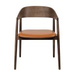 Gepolsterter Designer Esszimmerstuhl AC2 von Andersen Furniture in Eiche, geräuchert & geölt mit cognacfarbenem Lederbezug Designer Esszimmerstuhl mit Armlehnen aus Eiche in Geräuchert & Geölt mit Polster - AC2 CHAIR Andersen Furniture