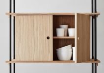 Das CABINET Schrankelement des SHELVING SYSTEM von Moebe bietet großzügige Stauraummöglichkeiten  modulares Regalsystem aus Holz und Metall mit Schrankelement - SHELVING SYSTEM von Moebe