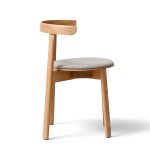 Seitenansicht des stapelbaren Esszimmerstuhls LUNAR CHAIR FORM & REFINE in Eiche geölt mit grau gepolsterter Sitzfläche Hochwertiger Esszimmerstuhl grau gepolstert Lunar Chair von Form and Refine