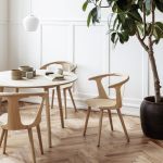 Die modernen Esszimmerstühle IN BETWEEN SK1 von &tradition in Eiche natur geölt IN BETWEEN SK1 von &tradition Esszimmerstühle mit Armlehnen in Eiche geölt