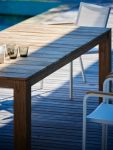 Schlicht und funktional - der Terrassentisch STAGE von Jan Kurtz überzeugt durch seine klaren Linien Terrassentisch aus Holz Teak - STAGE von Jan Kurtz