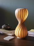 Durch die feinen Birkenfurnierstreifen dringt das Licht warm hindurch - für eine stimmungsvolle Atmosphäre Design Tischlampe aus Holz TR7 TABLE LIGHT von Tom Rossau