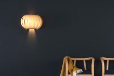 Runde Wandleuchte URCHIN aus Holzfurnier für das Schlafzimmer von Tom Raffield Wandleuchte für Schlafzimmer im runden Design aus Holzfurnier - URCHIN von Tom Raffield