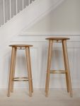 Bar- und Thekenhocker THE SOCIALITE von UMAGE sind ähnlich gestaltet, unterscheiden sich allerdings in der Höhe um 10 cm Design Barhocker aus Eichenholz THE SOCIALITE BAR STOOL von UMAGE