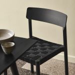 Ton in Ton wirkt der Stuhl BETTY TK1 von &tradition aus schwarz lackierter m Eschenholz mit schwarzem Leinensitz besonders edel &tradition - BETTY TK1 Stuhl in Esche, schwarz gebeizt mit gewebter Sitzfläche