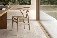 Dänischer Design Esstischstuhl CH24 Wishbone Chair von Carl Hansen & Søn aus massivem Holz mit einer Sitzfläche aus handgeflochtenen Papierkordeln Design Esstischstuhl CH24 Wishbone Chair von Carl Hansen and Son