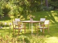 Dank der natürlichen Maserung des Teakholzes und dessen warmer Farbe fügen sich die Gartenmöbel LUNA von Traditional Teak harmonisch in die Gartenumgebung ein Traditional Teak - LUNA Sitzgruppe mit stapelbaren Gartenstühlen aus Teakholz