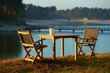 Armlehn-Klappstuhl KATE aus Teakholz 