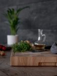 Das Holzbrett WOODSTONE überzeugt funktional und optisch auf ganzer Linie - ganz im Sinne des litauischen Designlabels Rio Lindo, das für hochwertige Wohn- und Küchenaccessoires bekannt ist Holzbrett mit Saftrille für die Küche - WOODSTONE von Rio Lindo