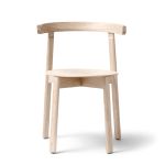 Vorderansicht des Esszimmerstuhls LUNAR CHAIR von FORM & REFINE in Eiche, weiß geölt Esszimmerstuhl aus Holz in Eiche, weiß geölt Lunar Chair von Form and Refine