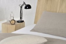 Das schwebende Bett SOMNIA zusammen mit dem Hocker KLOTZ als Nachttisch - beide Produkte von vitamin design Bett schwebend Holz in Eiche gekalkt SOMNIA von vitamin design