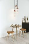 Modernes Setting mit dem runden Bistrotisch ACCENT CAFE TABLE aus Holz und den Hockern LOW STOOL von Mater im dänischen Design Mater - ACCENT CAFÉ TABLE runder Bistrotisch aus Holz im dänischen Design