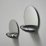 Die Wandspiegel POCKET MIRROR mit Ablage aus Holz von WOUD sind elegant gestaltet und in verschiedenen Holzarten und Größen erhältlich POCKET MIRROR von WOUD - kleine Wandspiegel mit Ablage aus Holz