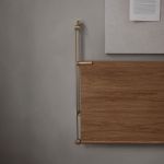 Mit nur wenigen Handgriffen lässt sich der Schreibtisch LOOP DESK von We Do Wood an der Wand zusammenklappen  We Do Wood - LOOP DESK schmaler Schreibtisch für die Wand aus Eiche & Messing